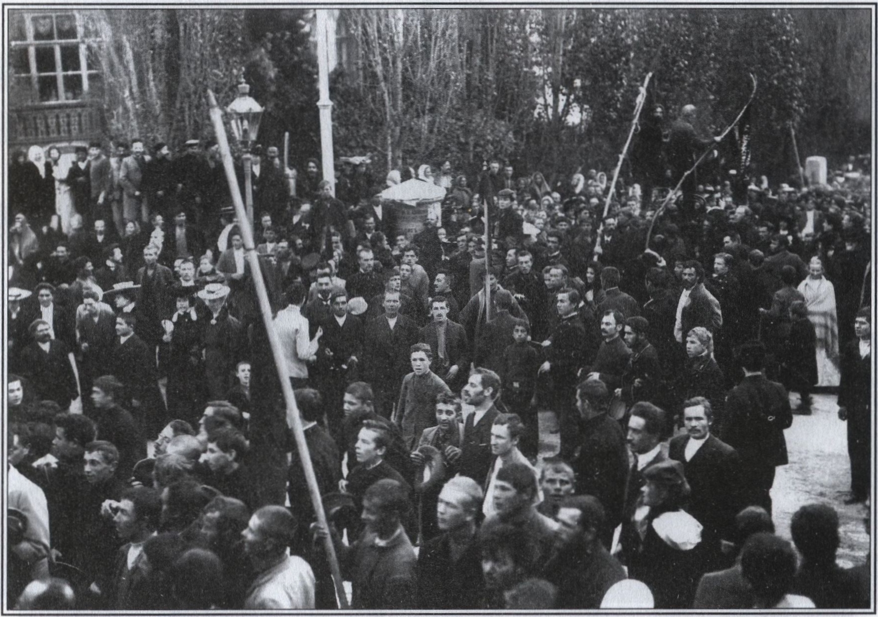 Революционный митинг на Аутской улице. 17 октября 1905 г. Из фондов ЯИЛМ