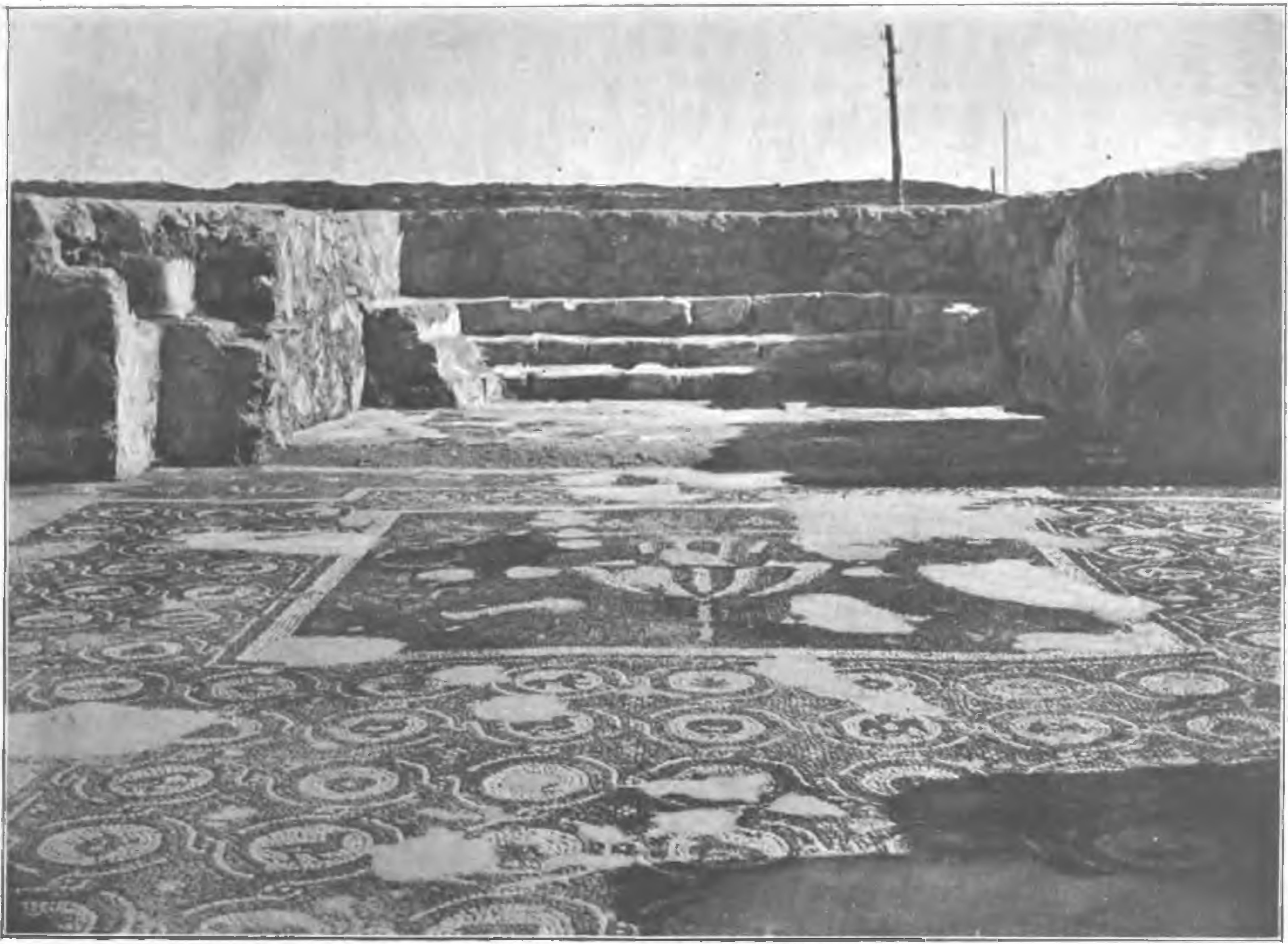 Рис. 81. Алтарная часть и мозаика пола крестообразного храма
